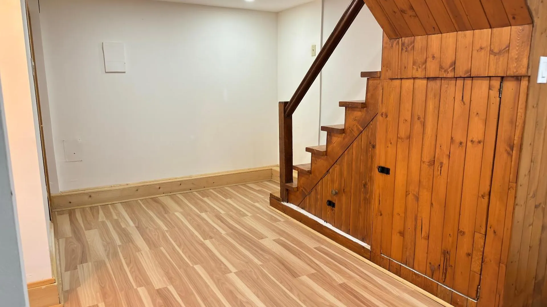 3 Bdr Home And Bsmt With Parking In Swansea High Park Toronto