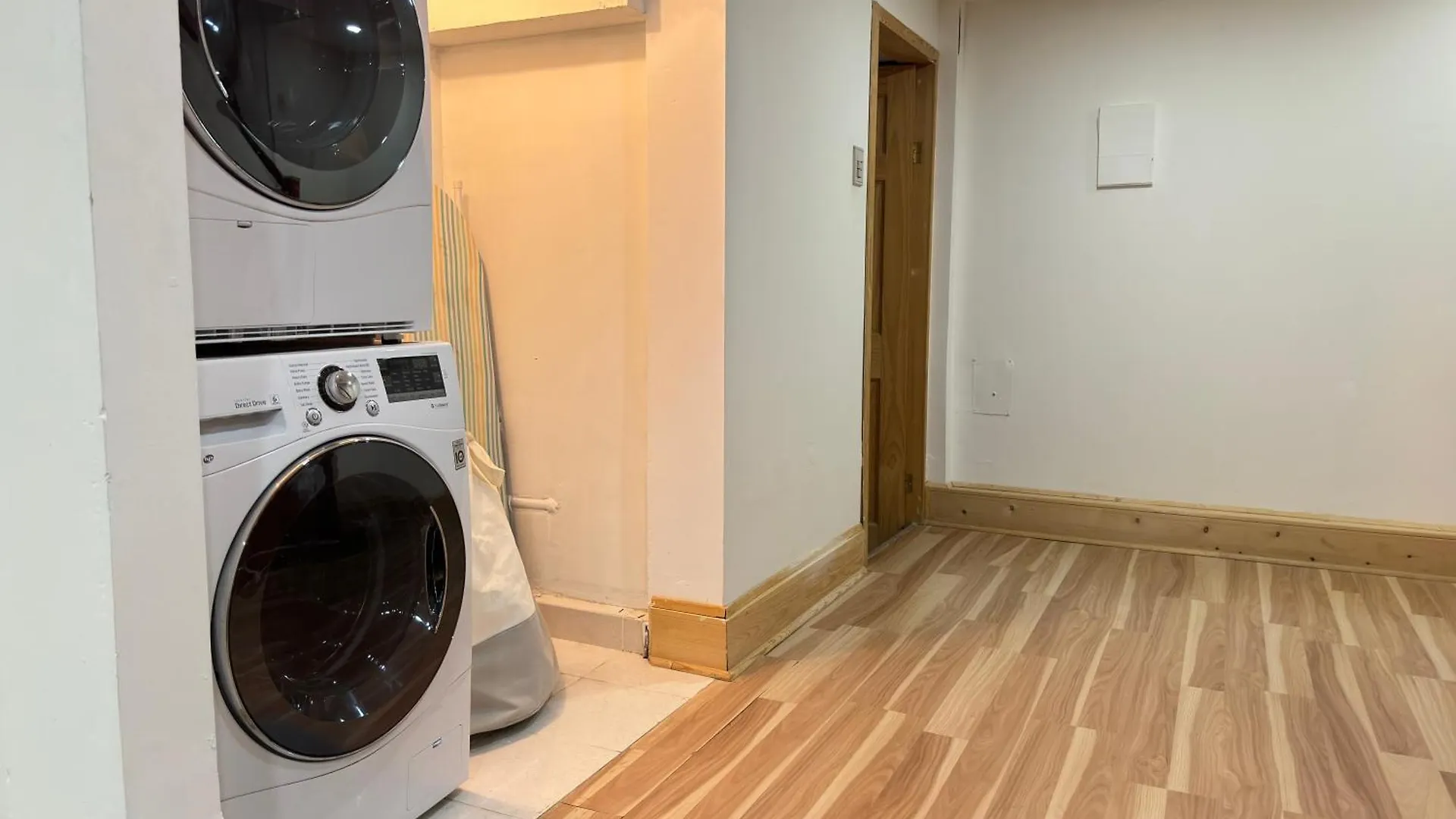 Villa 3 Bdr Home And Bsmt With Parking In Swansea High Park Toronto Canada