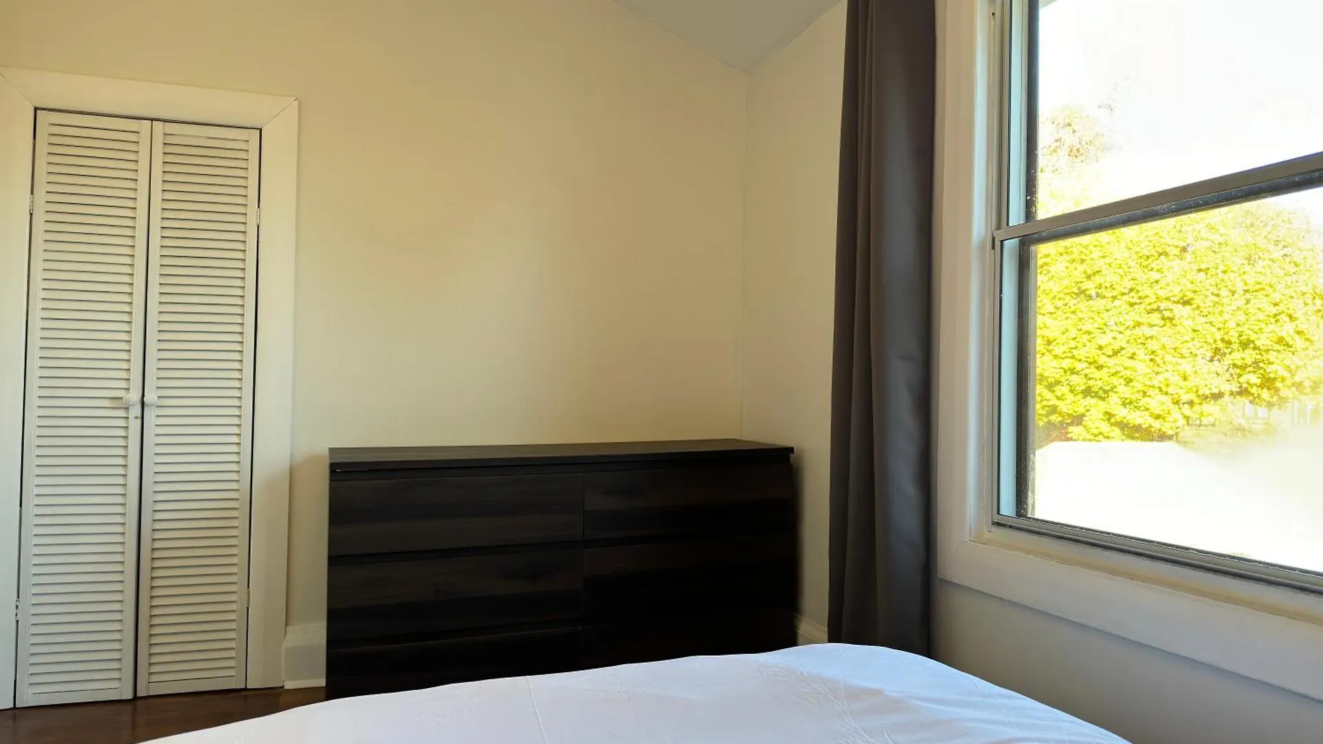 3 Bdr Home And Bsmt With Parking In Swansea High Park Toronto