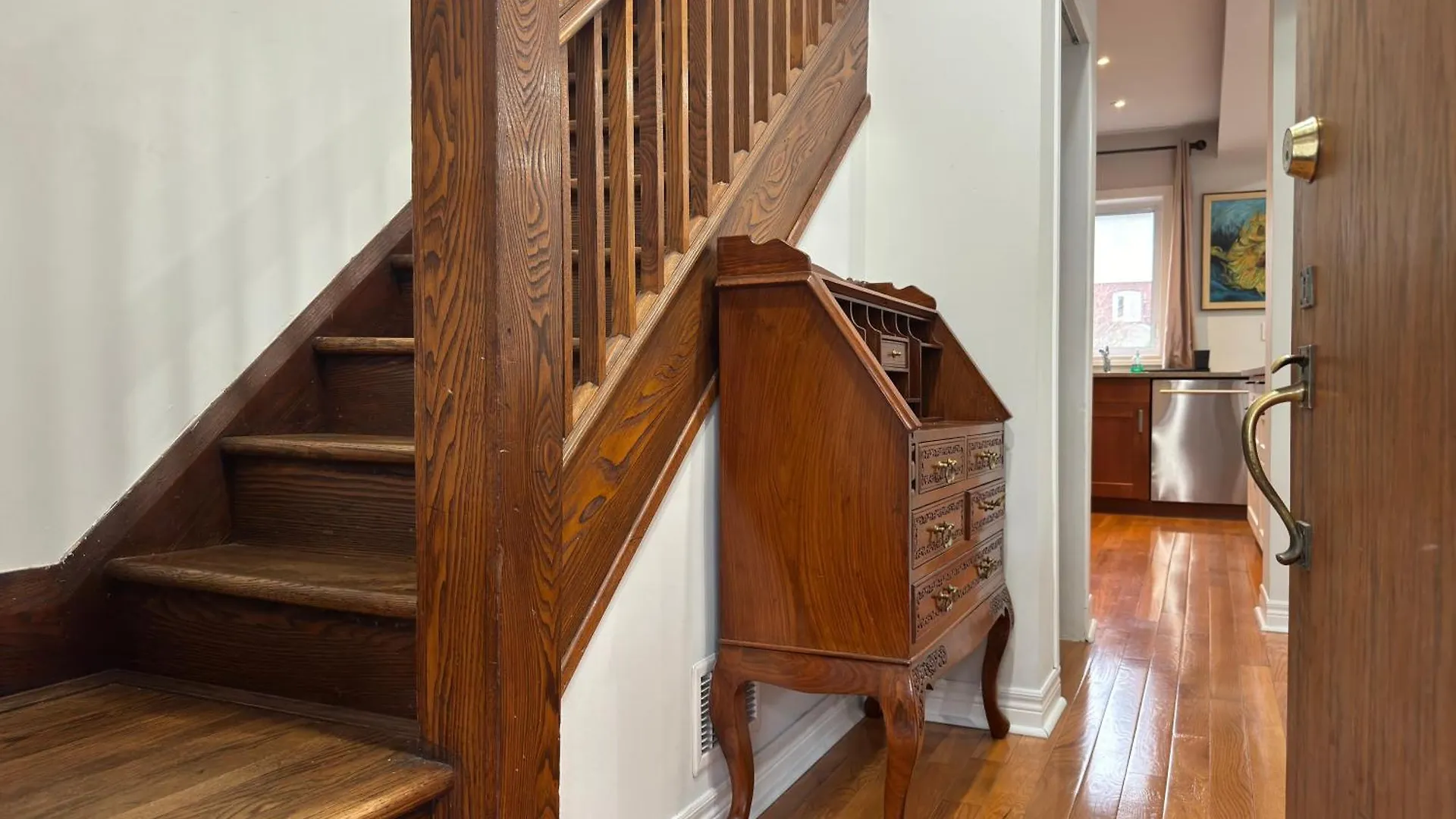 3 Bdr Home And Bsmt With Parking In Swansea High Park Toronto Villa