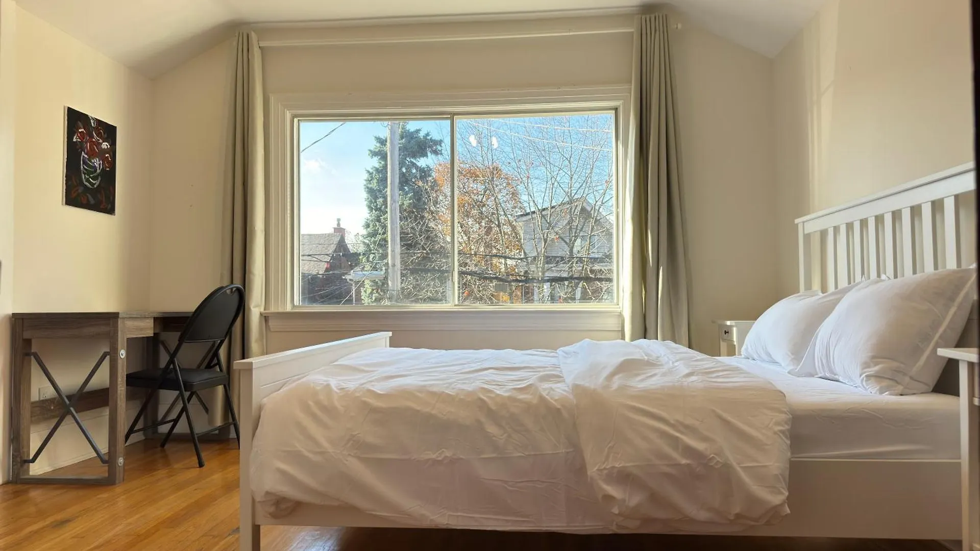 Villa 3 Bdr Home And Bsmt With Parking In Swansea High Park Toronto Canada