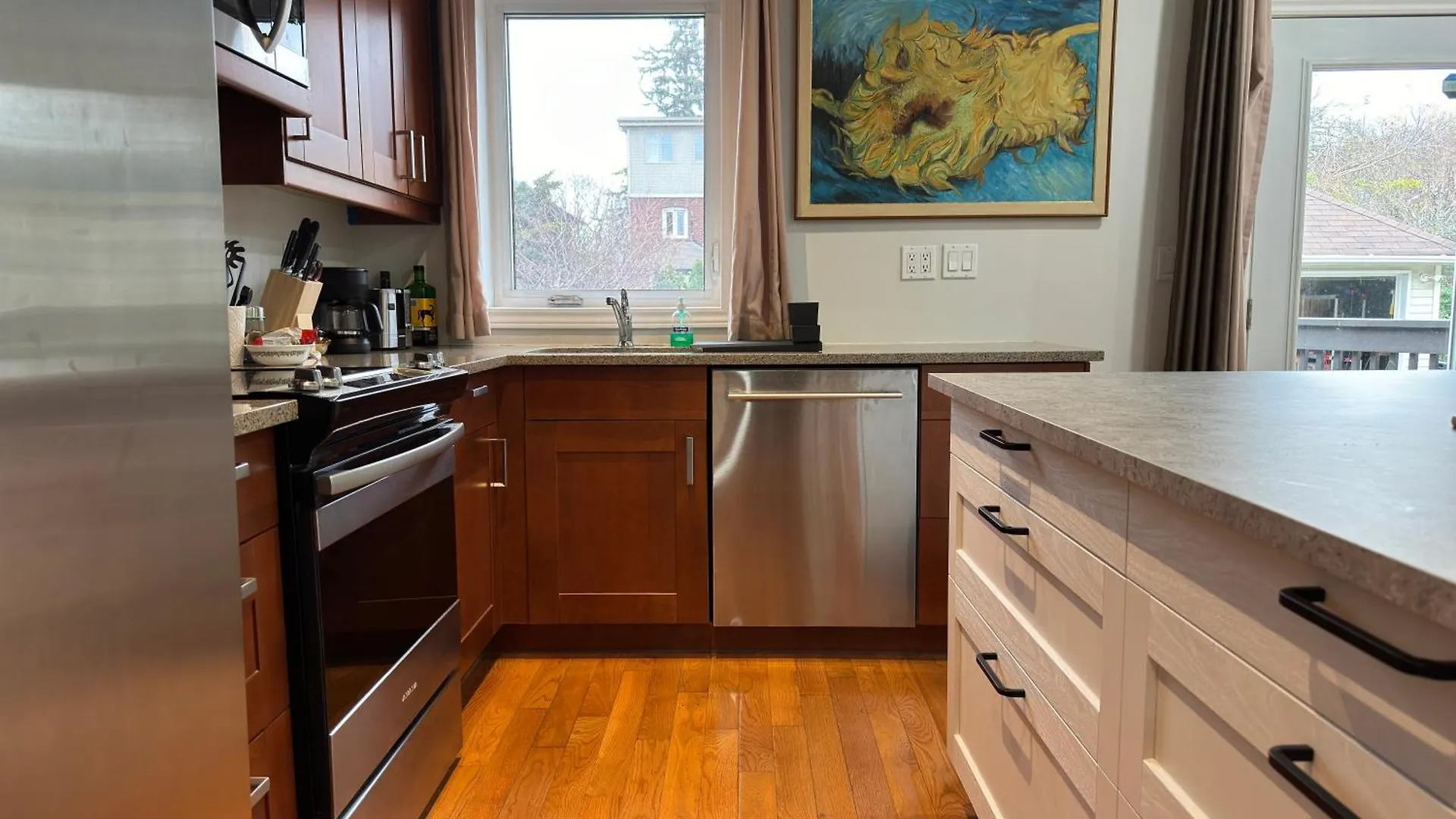 3 Bdr Home And Bsmt With Parking In Swansea High Park Toronto Villa