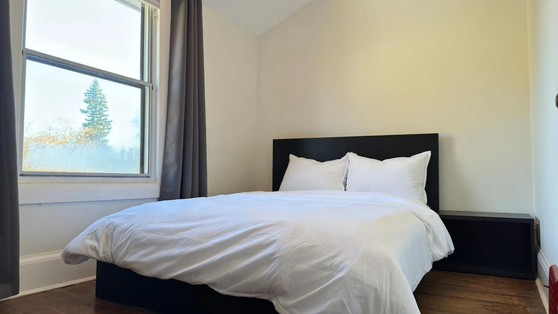 3 Bdr Home And Bsmt With Parking In Swansea High Park Toronto Villa
