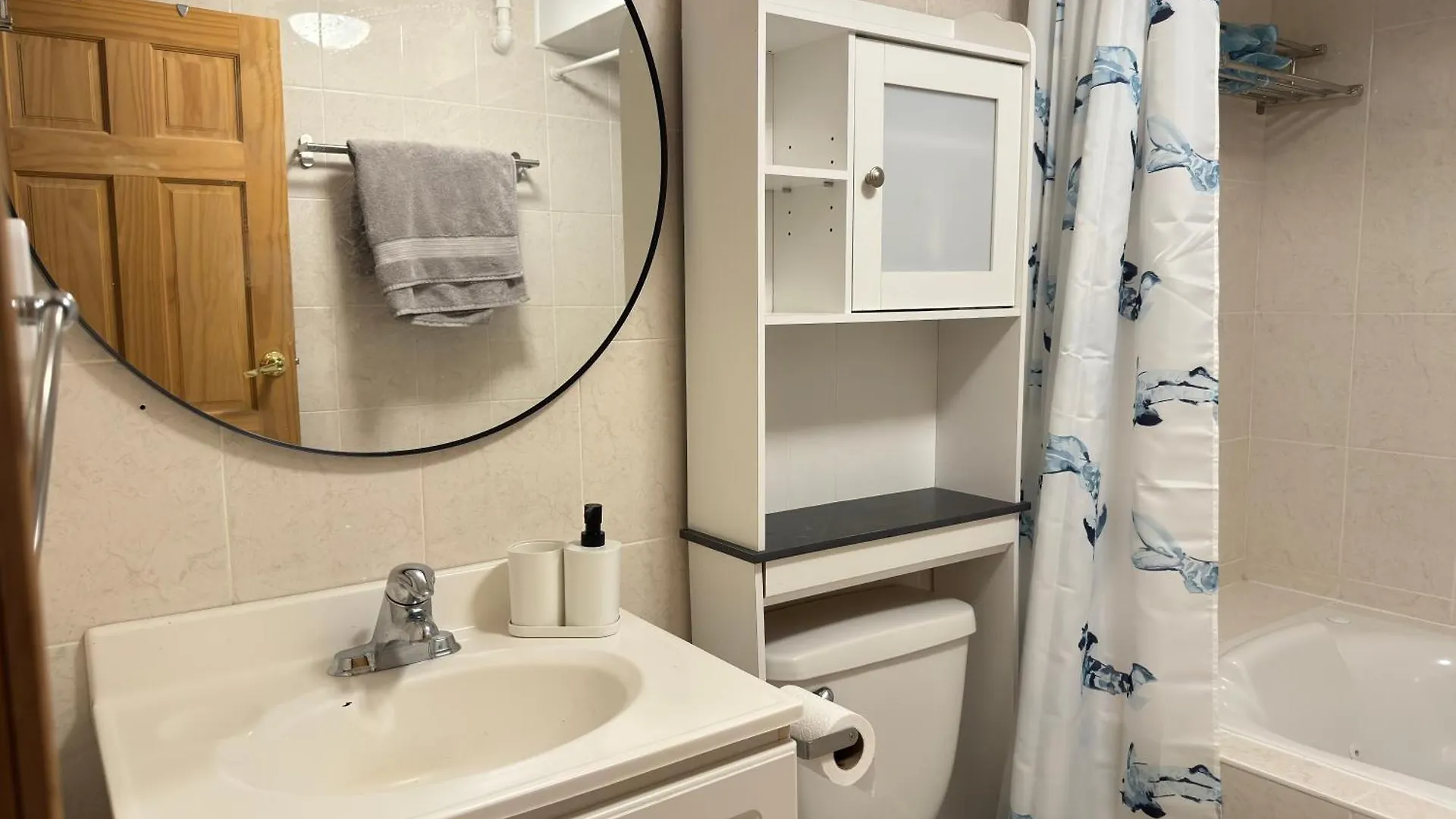 3 Bdr Home And Bsmt With Parking In Swansea High Park Toronto 0*,