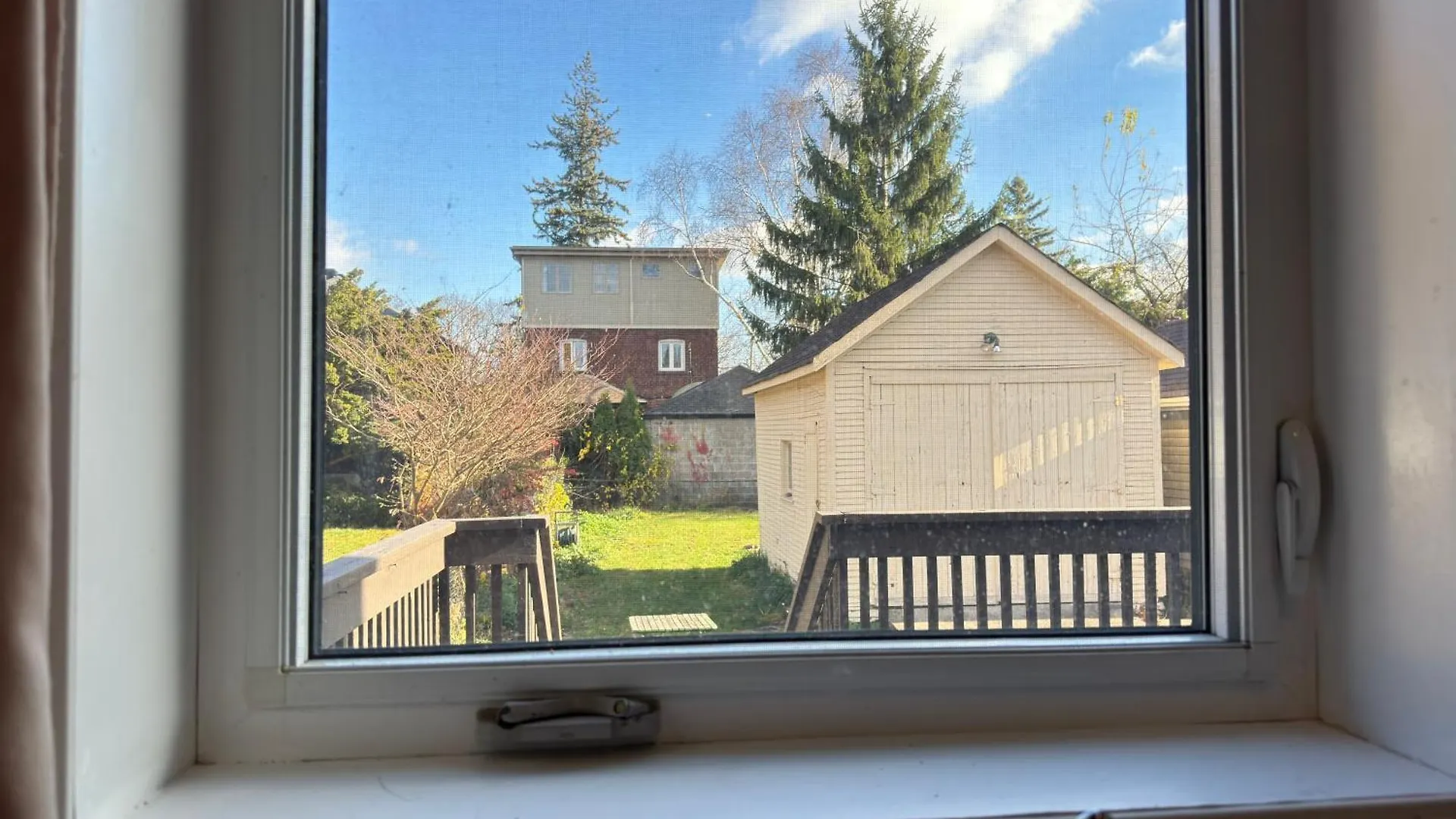 Villa 3 Bdr Home And Bsmt With Parking In Swansea High Park Toronto