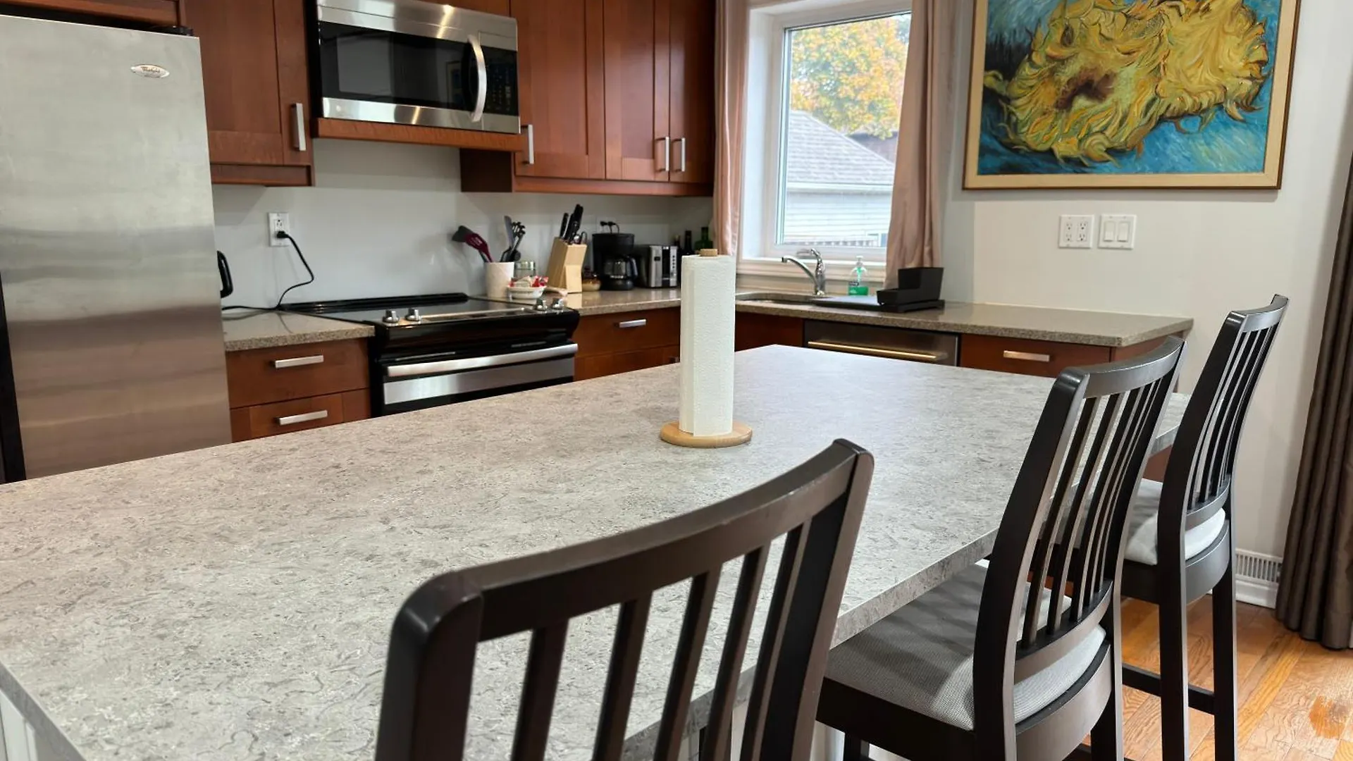 3 Bdr Home And Bsmt With Parking In Swansea High Park Toronto