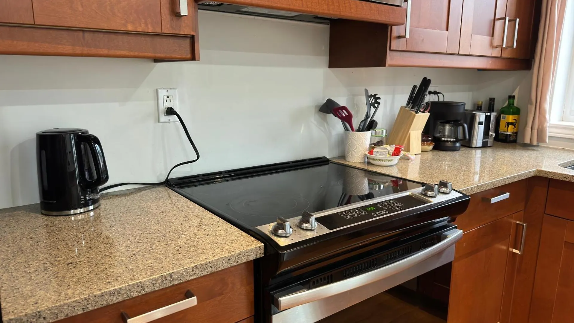 Villa 3 Bdr Home And Bsmt With Parking In Swansea High Park Toronto