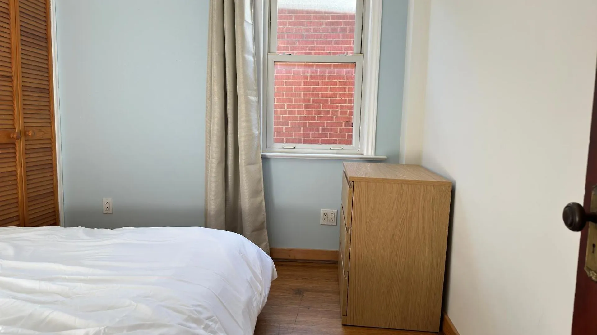 3 Bdr Home And Bsmt With Parking In Swansea High Park Toronto 0*,  Canada