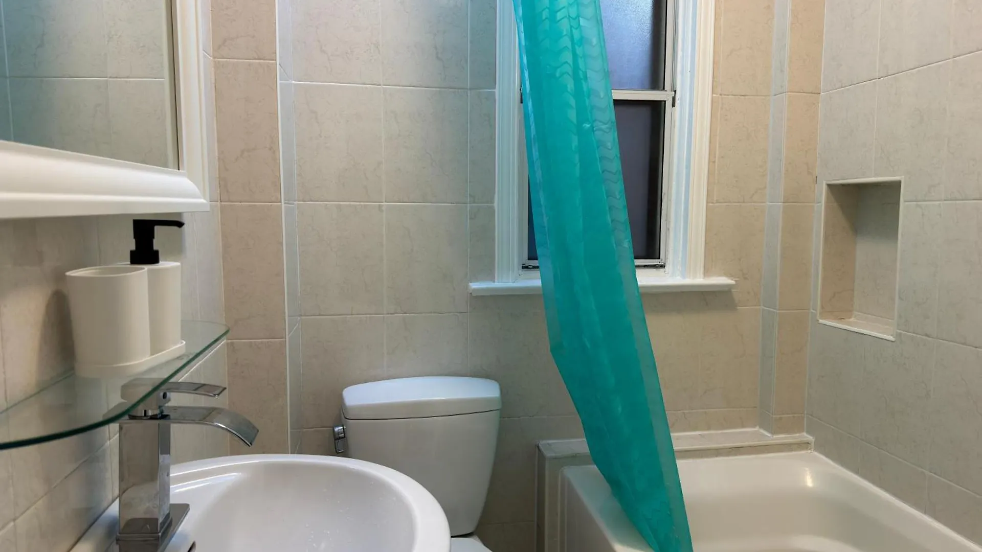 3 Bdr Home And Bsmt With Parking In Swansea High Park Toronto