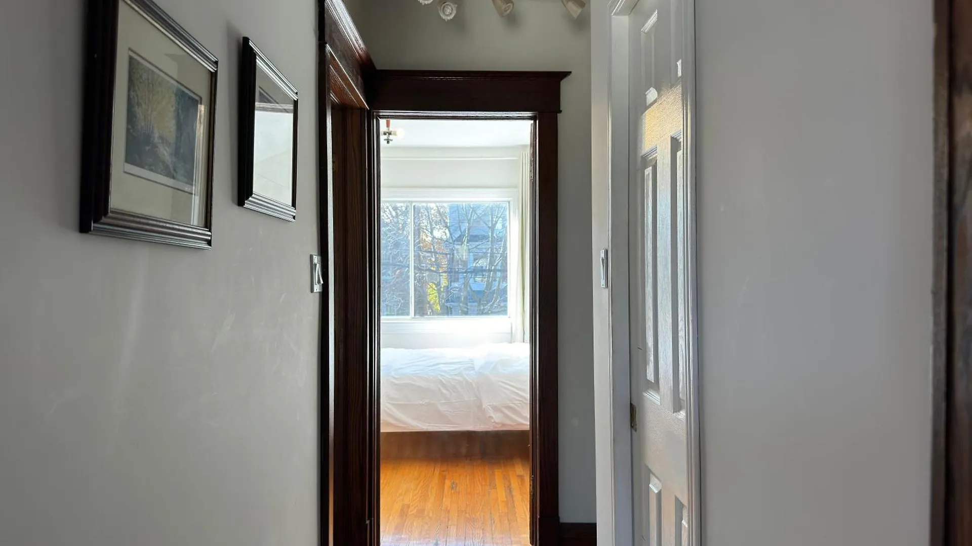 Villa 3 Bdr Home And Bsmt With Parking In Swansea High Park Toronto