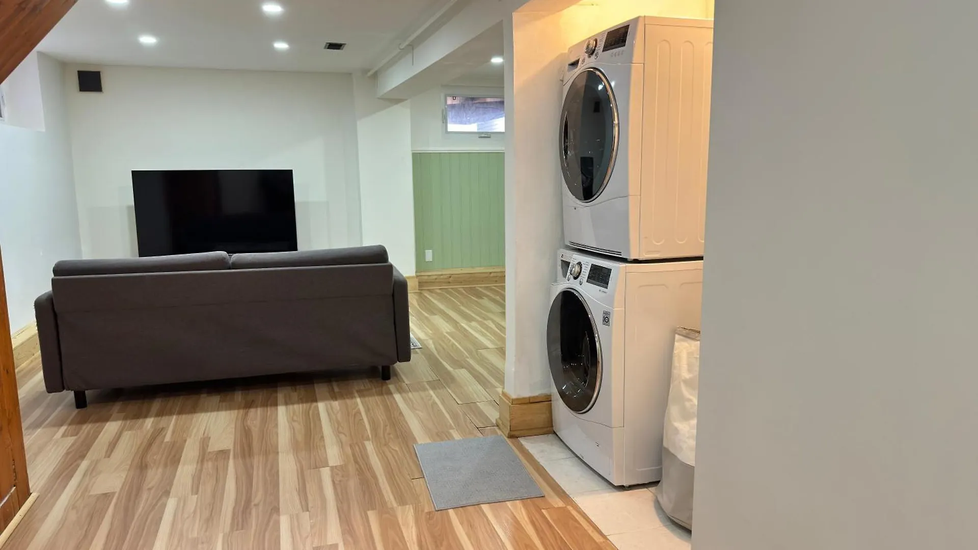 Villa 3 Bdr Home And Bsmt With Parking In Swansea High Park Toronto