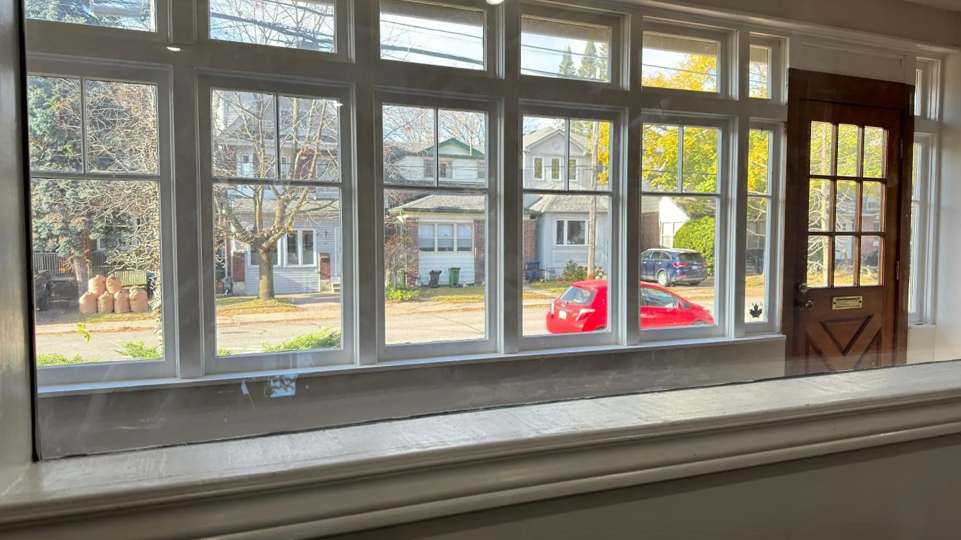 Villa 3 Bdr Home And Bsmt With Parking In Swansea High Park Toronto
